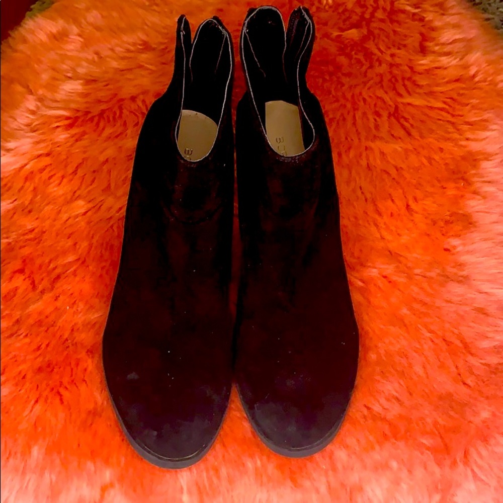 BCBG ankle boots 🥾